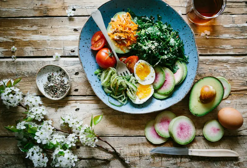 Sveika lėkštė su kiaušiniu, avokadu ir daržovėmis - lietuviška MyFitnessPal alternatyva