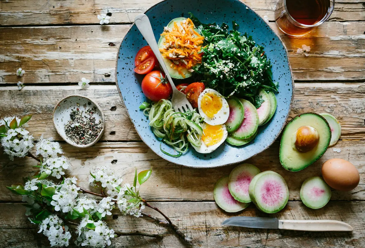 Sveika lėkštė su kiaušiniu, avokadu ir daržovėmis - lietuviška MyFitnessPal alternatyva
